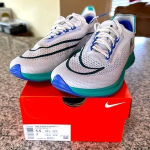 Nike ZoomX Streakfly. White/Deep Jungle-Clear Jade W7
